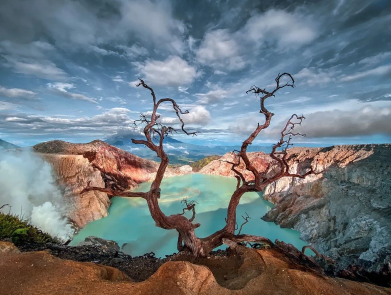 Kawah Ijen — Blue Fire dan sunrise